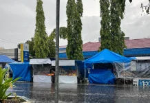 Hujan Deras, Lapak Iftar di Watampone Sepi