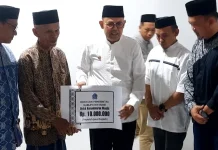 Wabup Bone Serahkan Bantuan bagi Pengurus Masjid di Awangpone