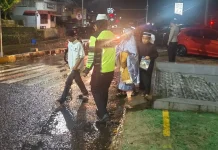 Hujan Tak Surutkan Pengamanan Tarawih di Sejumlah Masjid di Soppeng