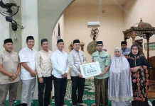 Wabup Bone Serahkan Bantuan Uang ke Masjid Nurul Huda