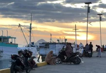 Warga Sinjai Ramai Berburu Sunrise usai Subuh di Pelabuhan Larea-rea