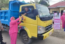 Polsek Cenrana Berbagi Takjil, Tebar Berkah Ramadhan