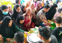 Warga Serbu Gerakan Pangan Murah Ramadan di Halaman Masjid Agung Sinjai