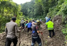 Polsek dan TNI Bersihkan Material Longsor di Dusun Bungaejae