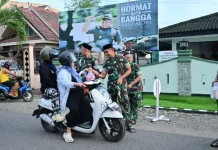 Dandim Bone Turun ke Jalan Bagikan Takjil Gratis