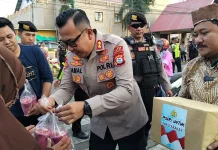 Kapolres Sinjai Gandeng Konten Kreator Bagi-bagi Takjil Ramadan