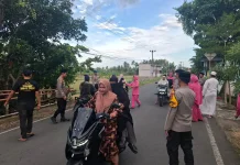 Polsek Sinjai Timur dan Warga Berbagi 100 Dus Takjil