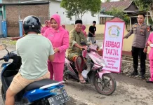 Polisi dan Bhayangkari Kahu Berbagi Takjil untuk Masyarakat