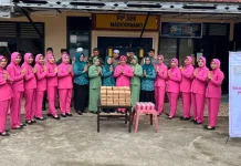 Bhayangkari Soppeng Berbagi Takjil untuk Masyarakat