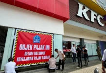 Tunggak Pajak Rp100 Juta, KFC Bone Dipasangi Spanduk Peringatan