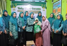 Ketua TP PKK Sinjai Salurkan Sembako dan Takjil Ramadan