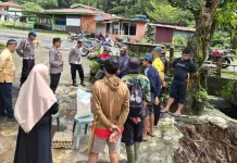 Kapolsek Marioriwawo Salurkan Bansos Korban Banjir Longsor
