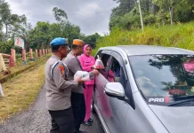 Polsek Bontocani Berbagi Takjil, Wujud Kepedulian di Bulan Ramadhan