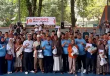 Aksi Sosial IKA Unhas Salurkan 812 Paket Sembako di Bone