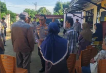 Kapolres Soppeng Salurkan Zakat, Bantu Warga Kurang Mampu