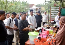 Ngabuburit di Bone, Mentan Amran Borong Dagangan UMKM