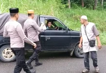 Polsek Bontocani Berbagi Takjil untuk Pengguna Jalan