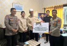 Personel Polres Bone Salurkan Zakat Fitrah lewat Baznas