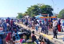 Warga Pulau Sembilan Padati Dermaga Cappa Ujung untuk Berbelanja ke Kota