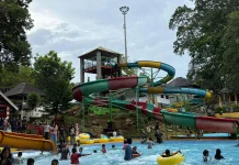 Hujan Deras, Warga Tetap Padati Wisata Tanjung Pallette