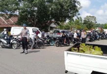 Kapolsek Sinjai Timur Turun Langsung Atur Antrean BBM