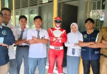 Aksi Unik Petugas MBG Sinjai Pakai Kostum Power Ranger saat Antar Makanan