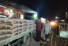 Andi Asman Salurkan 100 Sak Semen untuk Masjid Nurul Huda Cenrana