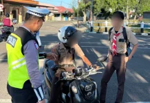 Tegur Humanis Pelanggar, Polantas Bone Edukasi Penggunaan Helm