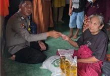 Bhabinkamtibmas Tibojong Bantu Lansia Penderita Stroke