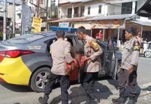 Polisi Bantu Evakuasi Penyandang Disabilitas yang Sempat Mengganggu Jalan