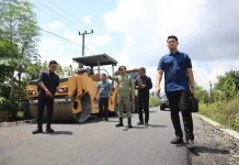 Pantau Aspal Desa Selli, Bupati Bone Pastikan Infrastruktur Berkualitas