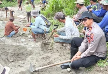 Kapolsek Bontocani Inisiasi Perbaikan Jalan Rusak
