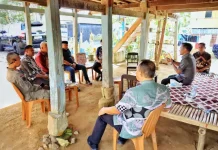 Gaya Sederhana Bupati Bone Gelar Rapat di Kolong Rumah