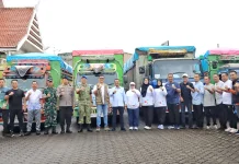 Andi Asman Sulaiman Salurkan Bantuan Beras dan Minyak Goreng untuk Warga Bone