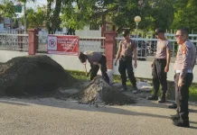 Satlantas Polres Sinjai Tambal Jalan Rusak, Tekan Risiko Kecelakaan Lalu Lintas