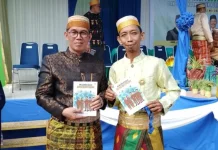 Kepala MIN 4 Bone Serahkan Buku 'Madrasah Epicentrum' ke Kabid Penmad Sulsel