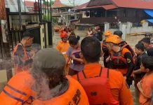 Banjir Kepung Sejumlah Titik di Bone, Warga Menunggu Dievakuasi