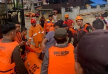 Basarnas Evakuasi Korban Banjir di Bone