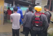 Bhabinkamtibmas Pantau Banjir, Warga Diminta Waspada