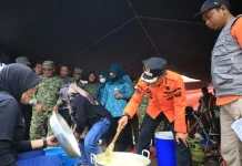 Bupati Bone Tinjau Dapur Darurat, Pastikan Konsumsi Makanan Higienis
