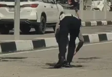 Satlantas Bone Tutup Jalan Berlubang Berbahaya