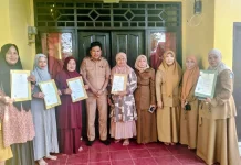 Dinas Perindustrian Bone Serahkan Sertifikat Halal ke Pelaku IRT di Tibojong