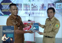 Kadis Kominfo Sinjai Sumbang Buku Literasi di Hari Buku Nasional