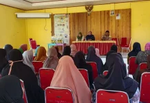 Bhabinkamtibmas Salokaraja Pantau Penyaluran Bantuan Pangan Warga