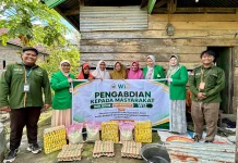 Dosen IAIN Bone dan LAZNAS WIZ Salurkan Bantuan Pendidikan