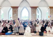 Bupati dan Wabup Sinjai Salat Id Bersama Masyarakat di Masjid Islamic Center