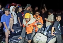 Sebanyak 28 Wisatawan Dievakuasi, usai Air Bah Terjang Sungai Usa di Bone