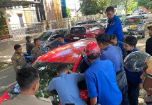 Damkar Bone Selamatkan Balita Terkunci di Mobil