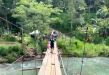 TNI dan Warga Gotong Royong Bangun Jembatan Garuda di Desa Alenangka
