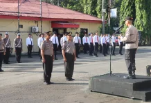 Dua Personel Polres Bone Terima Pangkat Pengabdian